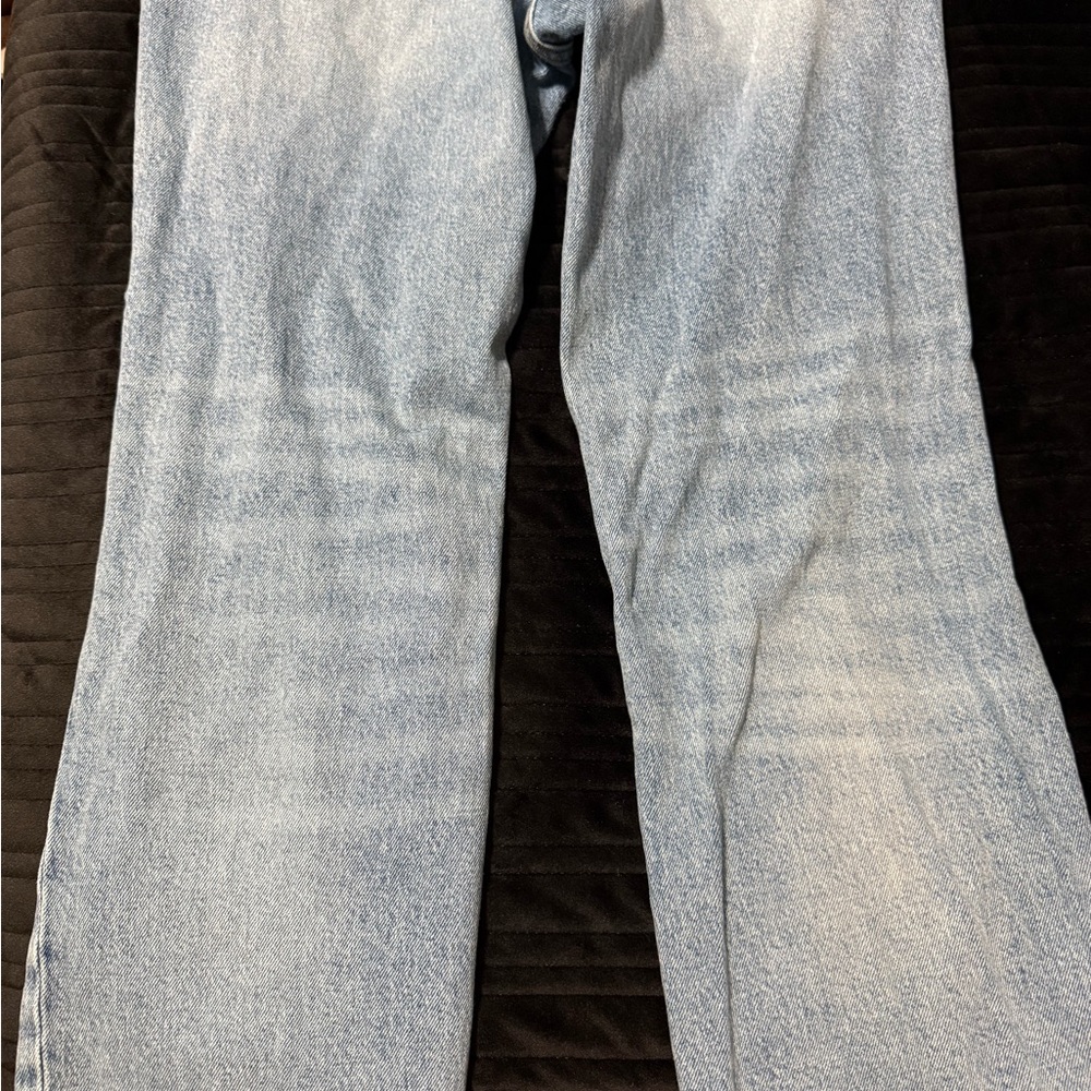 Good American Distressed Straight Leg Jeans Light Wash Size 10 / 30 Raw Hem - Picture 4 of 10